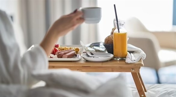 علماء ينصحون: تناول وجبة الفطور قبل 7 صباحاً