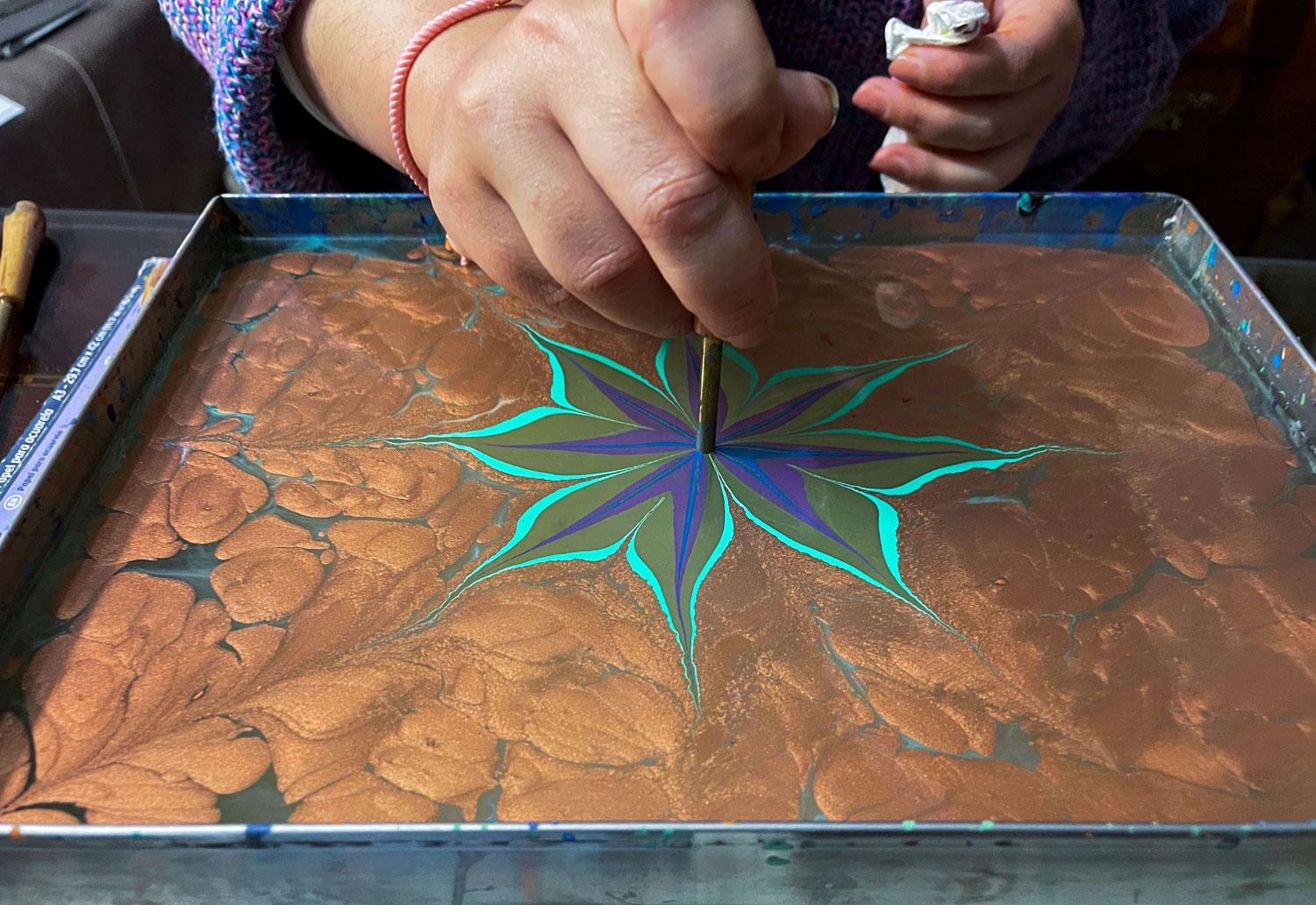 تونسية ترسم عبر الماء علاقة فلسفية بين الفن والإنسانية 1 تونسية ترسم عبر الماء علاقة فلسفية بين الفن والإنسانية
