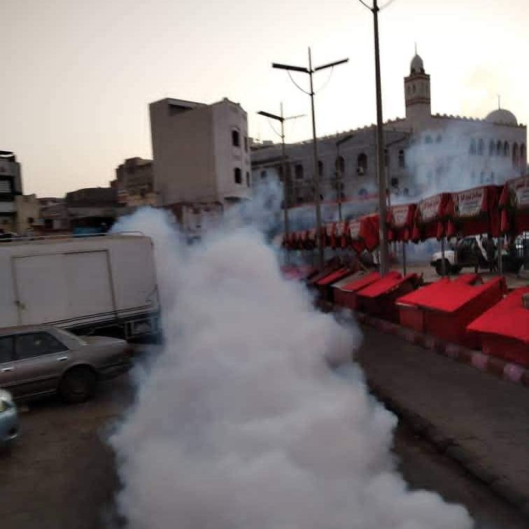 عدن.. حملة رش ضبابي لمكافحة الحشرات الناقلة للأوبئة بمديرية صيرة