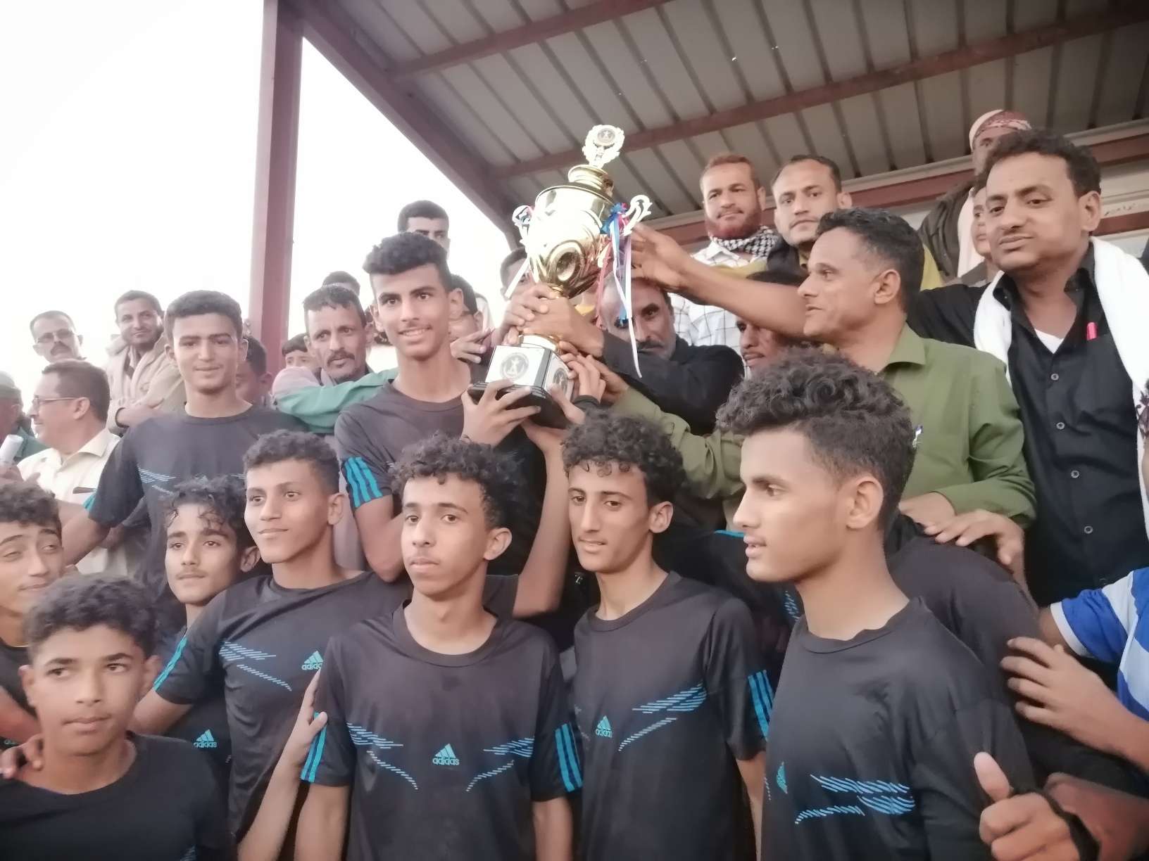 فريق ثانوية الشهيد لبوزة يحرز كأس بطولة الدوري المدرسي بردفان
