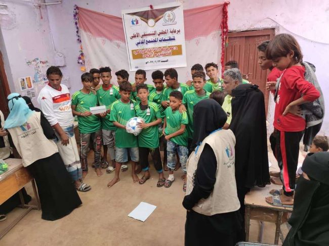 أبين.. "البركة النسوية" تقدم دعم لفريق الغرافة الرياضي للناشئين بالكود