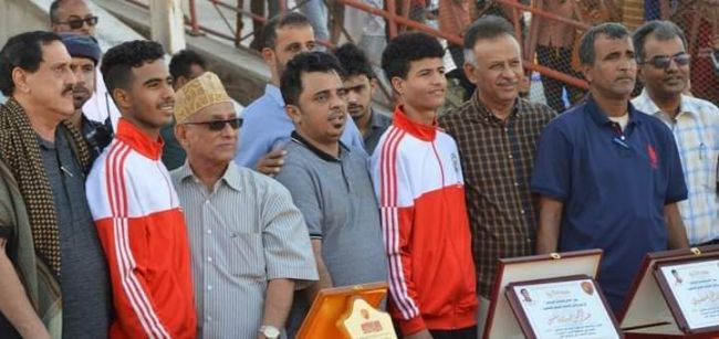 السلطة المحلية بالمعلا تشارك بتكريم لاعبي شمسان في منتخب الناشئين