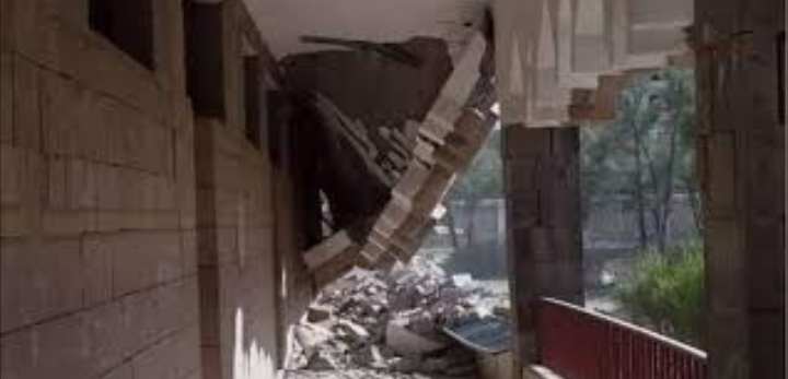 نتيجة إهمال المليشيات الحوثية .. انهيار مبنى كلية الآداب بذمار