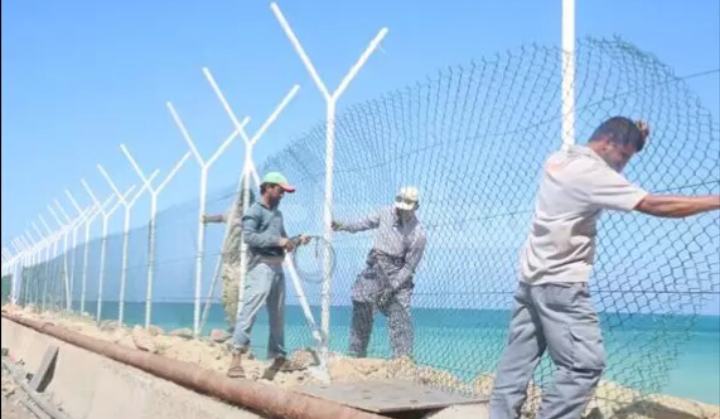 الإمارات تنفذ مشروع إعاده تأهيل السور الشبكي لميناء حولاف بسقطرى