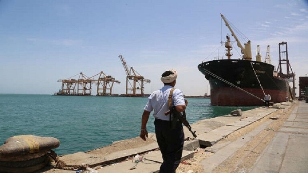 مصادر تكشف عن تزايد التحركات الحوثية الخاصة بالتهريب في ميناء الحديدة