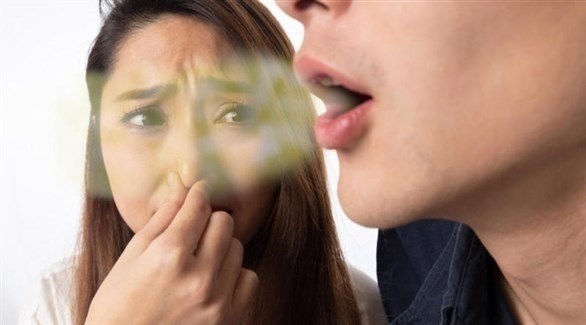 أسباب رائحة الفم الكريهة.. طبيب يجيب