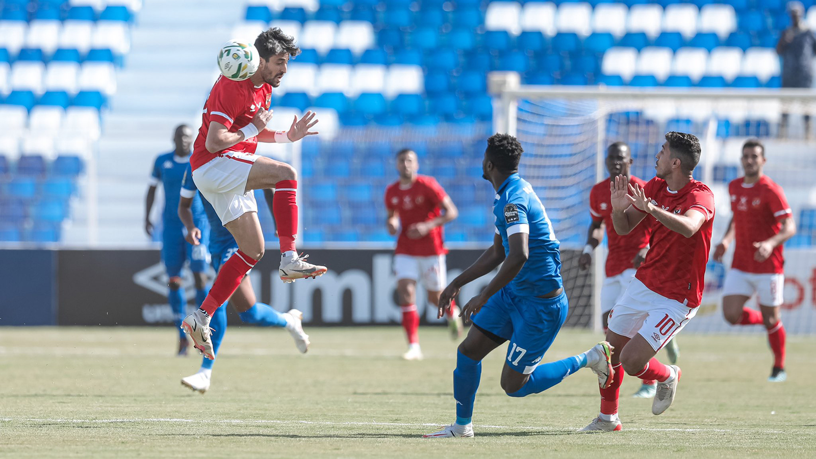 الأهلي المصري يعود بنقطة من ملعب ”الجوهرة الزرقاء“ بتعادل سلبي 