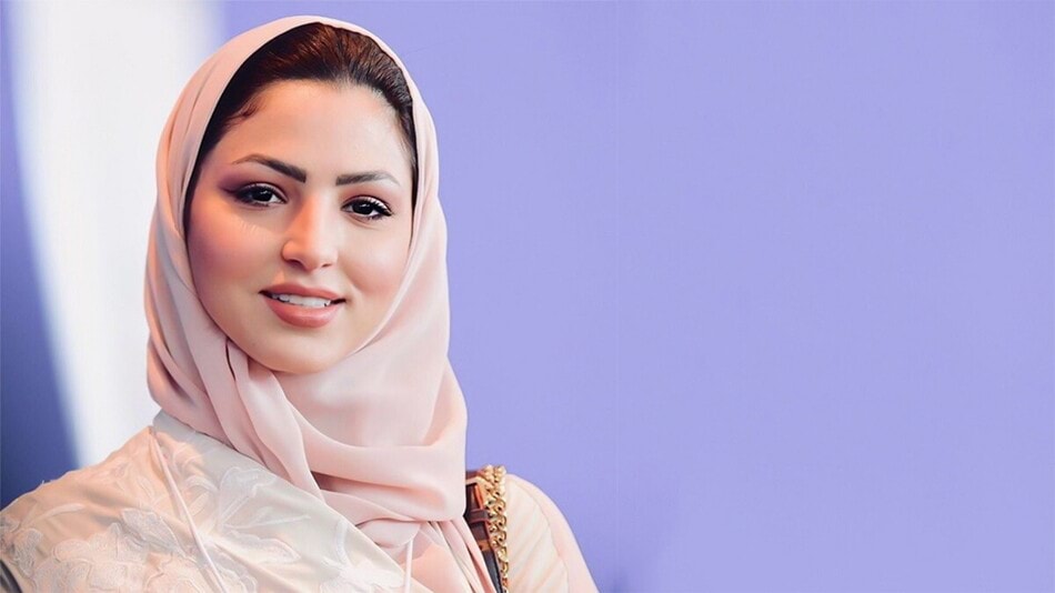 الإعلامية والممثلة السعودية نصرة الحربي تخلع "النقاب" 