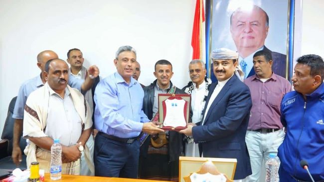 العولقي يُكرم قيادة التجمع الكروي والحكام والأندية في شبوة وحضرموت ومأرب
