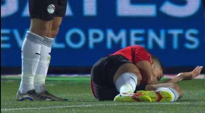 إصابة خطيرة لنجم المنتخب المصري محمد عبدالمنعم خلال مباراة السنغال