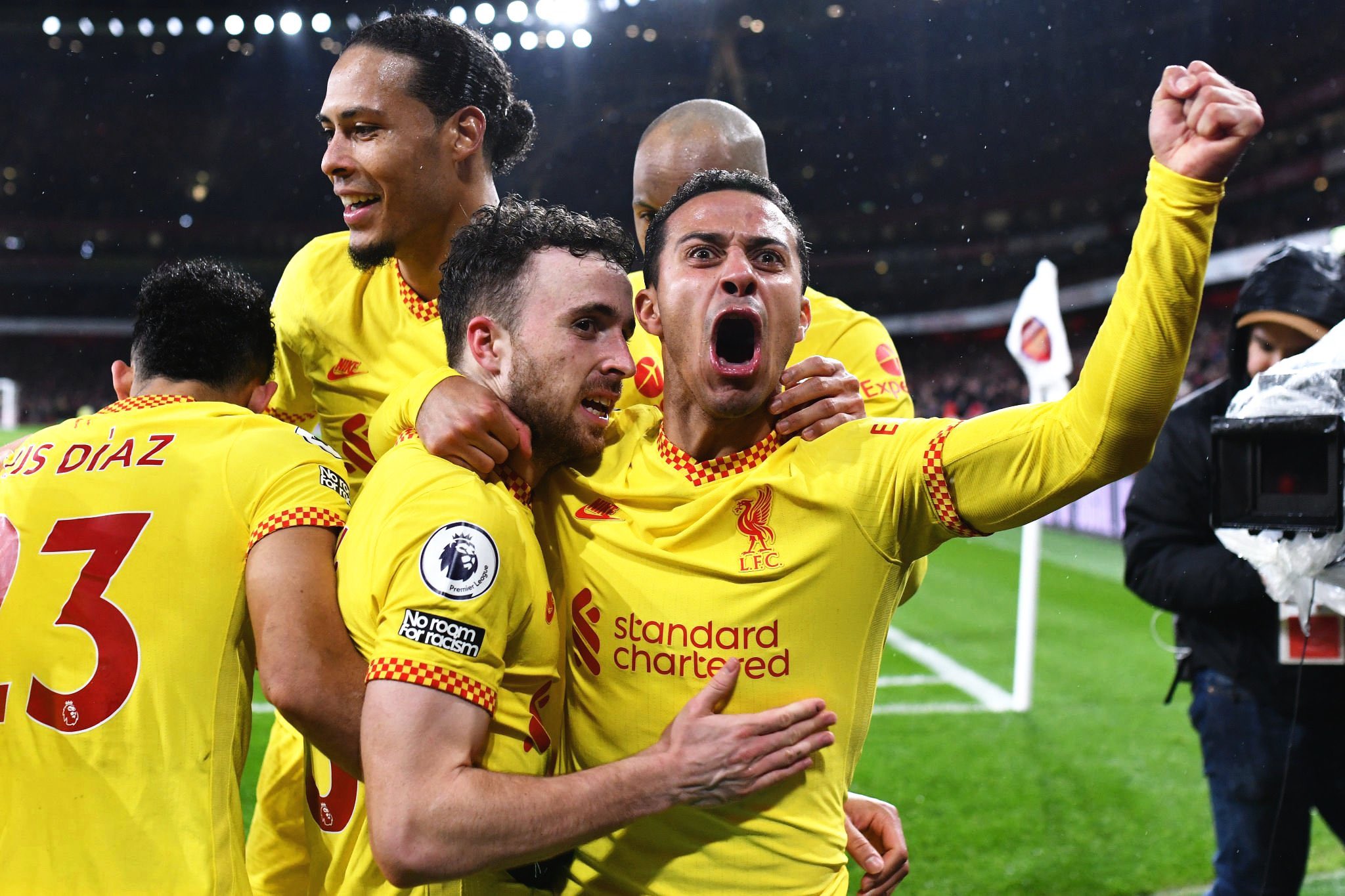 ليفربول يشدد الضغط على مانشستر سيتي ويهزم أرسنال