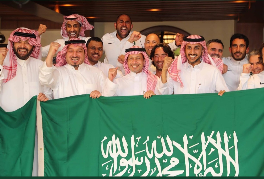 احتفالات في بعثة منتخب السعودية بالإمارات بعد التأهل للمونديال