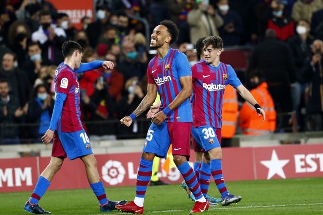 نادي برشلونة يُعلن إصابة مهاجمه بـ كورونا قبل مباراة إشبيلية