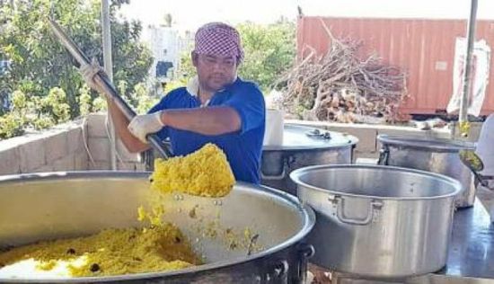 سقطرى .. خليفة الإنسانية توزع 500 وجبة يومياً على الصائمين في حديبو