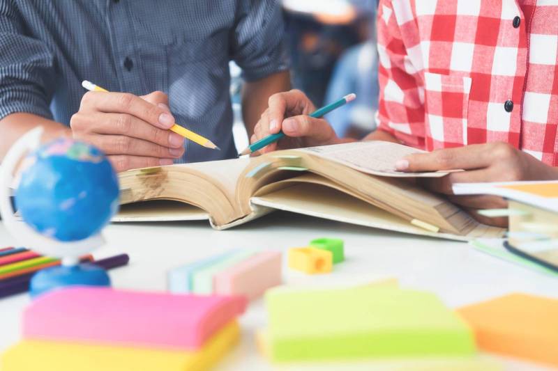 دراسة أمريكية تكشف عن عادة خاطئة يفعلها الطلاب تؤثر على تحصيلهم الدراسي