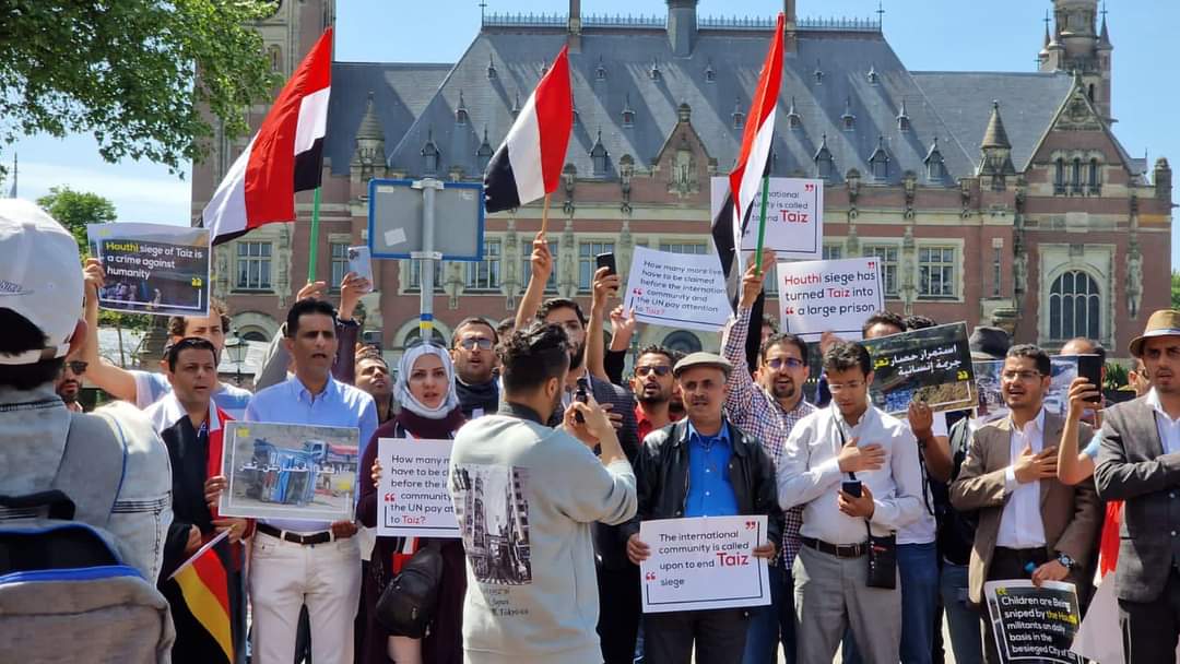 من أمام محكمة العدل الدولية.. مغتربون يمنيون ينددون بالصمت الدولي تجاه حصار تعز