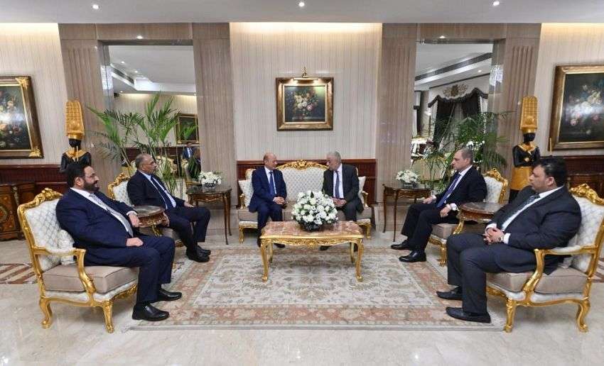 الرئيس العليمي يصل مصر لبحث العلاقات الثنائية بين البلدين