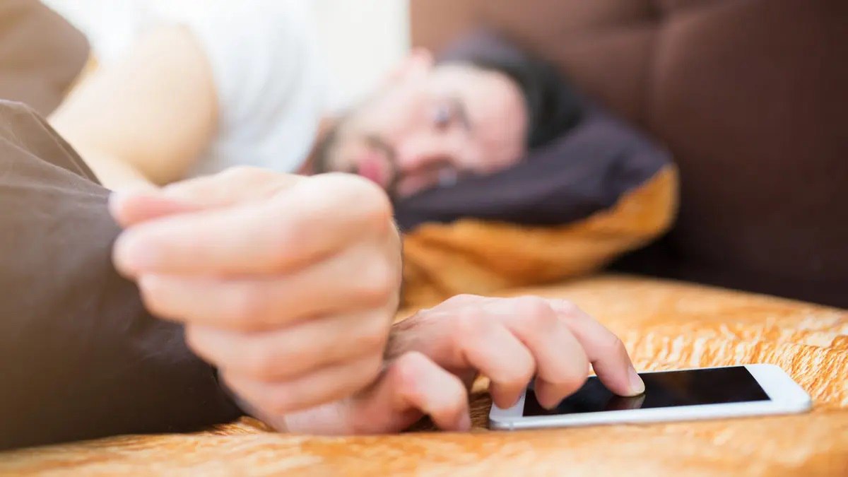 4 ظواهر سلبية عند الاحتفاظ بهاتفك في غرفة النوم ‎