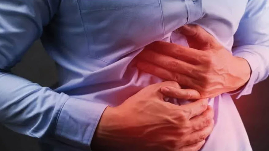 منها السهر والملح.. عادات تصيبك بقرحة المعدة