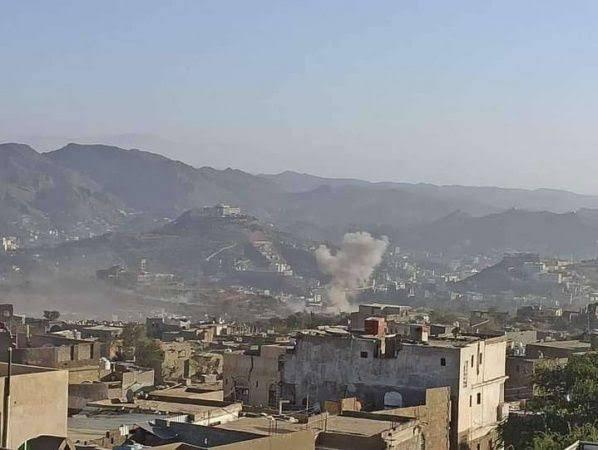مليشيا الحوثي تواصل خروقاتها بقصف مواقع القوات الحكومية في تعز