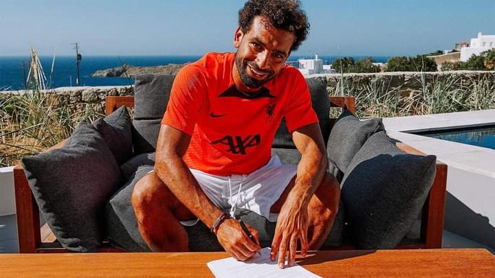 رسمياً.. محمد صلاح يجدد عقده مع ليفربول لمدة 3 سنوات