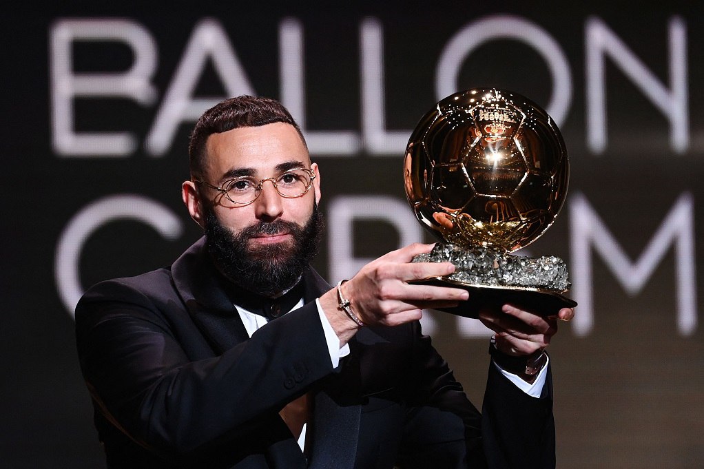 كريم بنزيمة يحرز الكرة الذهبية لأفضل لاعب عام 2022