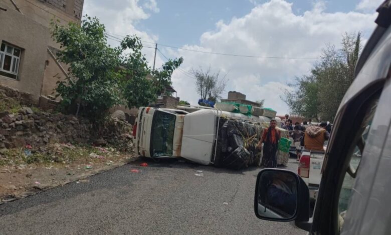انقلاب شاحنات وتعطل الطرق يشل الحركة إلى صنعاء ويكشف هشاشة البنية التحتية