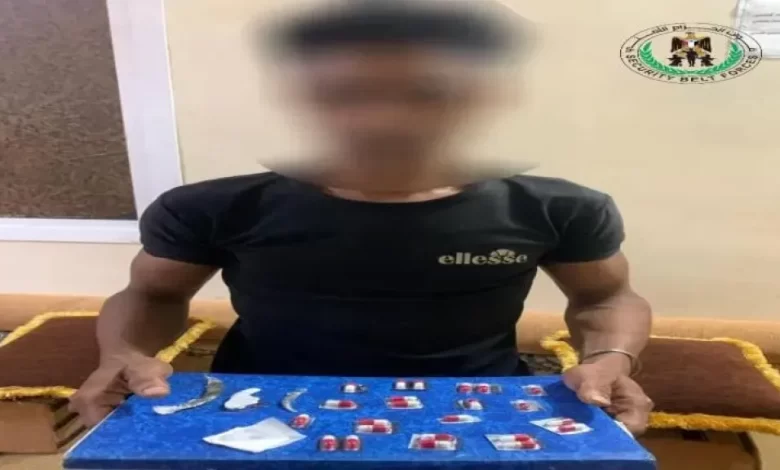 قوات الحزام الأمني بلحج تلقي القبض على مروج مخدرات في عملية أمنية نوعية