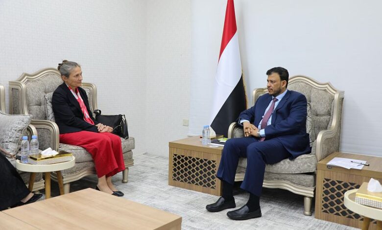 العليمي يدعو لدعم قدرات خفر السواحل اليمنية لردع تهديدات الحوثي البحرية