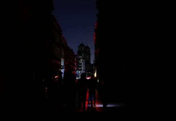 إسبانيا والبرتغال تتجاوزان أزمة انقطاع الكهرباء.. وعودة تدريجية للحياة الطبيعية