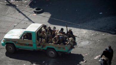 طقم حوثي يدهس مواطنًا في الحديدة ويتركه ينزف حتى الموت