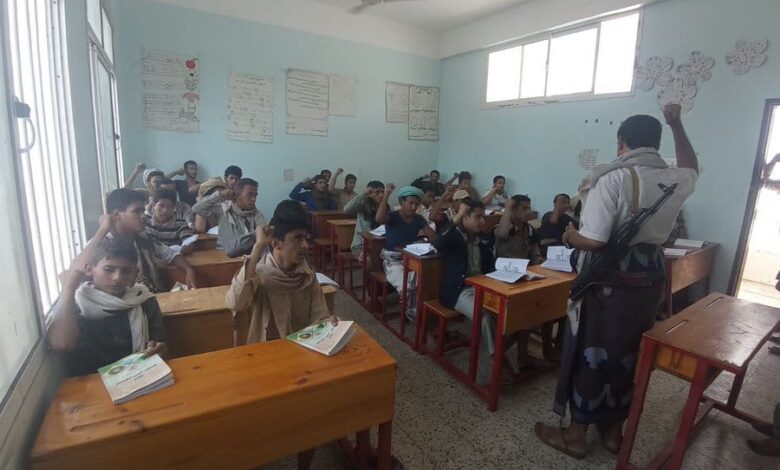 مليشيا الحوثي تبتز معلمي الحديدة لإجبارهم على دفع أبنائهم إلى المراكز الصيفية