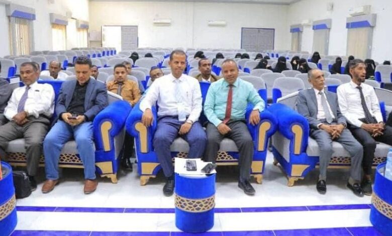 كلية البنات بجامعة سيئون تناقش دمج الذكاء الاصطناعي في التربية العملية لتعزيز الكفاءة المهنية