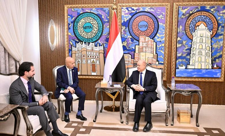 العليمي يناقش مع السفير الأمريكي جهود حماية الممرات المائية ومواجهة التهديدات الحوثية 1 العليمي يناقش مع السفير الأمريكي جهود حماية الممرات المائية ومواجهة التهديدات الحوثية