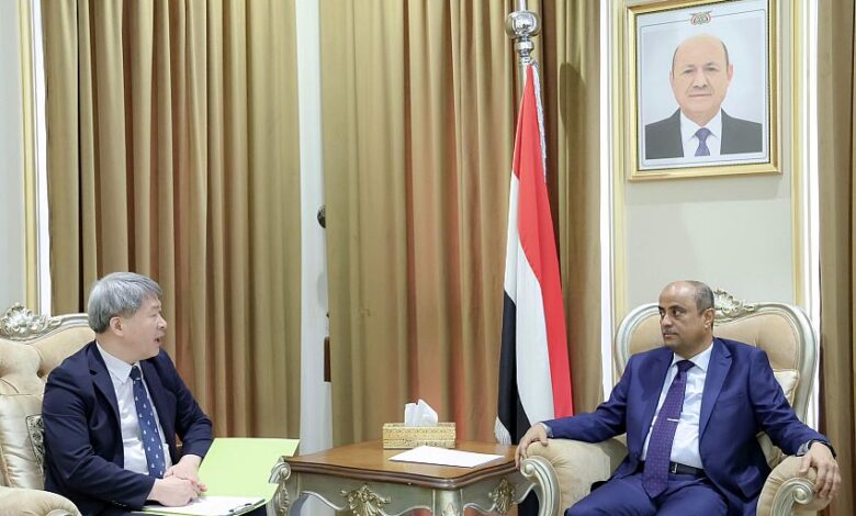 رئيس الوزراء يناقش مع السفير الكوري تعزيز العلاقات الثنائية والتحضيرات لزيارة وفد استثماري إلى عدن 1 رئيس الوزراء يناقش مع السفير الكوري تعزيز العلاقات الثنائية والتحضيرات لزيارة وفد استثماري إلى عدن