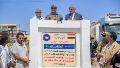 طارق صالح يضع حجر الأساس لمشروع تطوير مدخل حيس ويتفقد مشاريع الطاقة في الحديدة