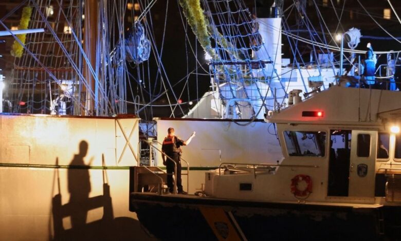 اصطدام سفينة مكسيكية بجسر بروكلين يخلّف قتلى وجرحى 1 اصطدام سفينة مكسيكية بجسر بروكلين يخلّف قتلى وجرحى