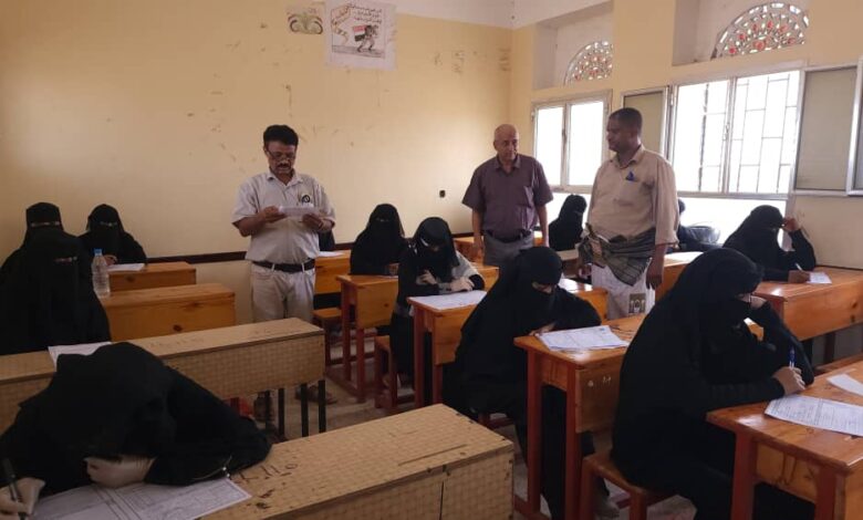 المخا.. مدير عام المديرية يتفقد سير امتحانات الثانوية العامة في عزلتي الزهاري والجمعة