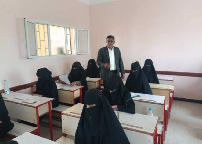 مدير تربية الحديدة يدشن امتحانات شهادة الثانوية العامة