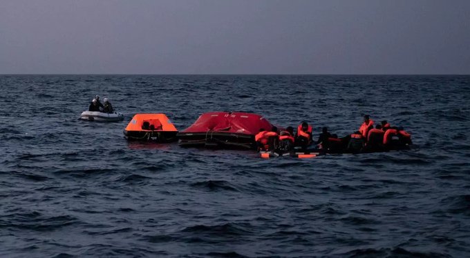 عملية إنسانية جديدة قبالة ليبيا: إنقاذ عشرات المهاجرين غير الشرعيين 1 عملية إنسانية جديدة قبالة ليبيا: إنقاذ عشرات المهاجرين غير الشرعيين