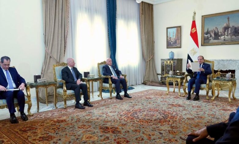 السيسي يؤكد دعم مصر لإنجاح قمة بغداد: المرحلة تتطلب وحدة الصف العربي 1 السيسي يؤكد دعم مصر لإنجاح قمة بغداد: المرحلة تتطلب وحدة الصف العربي