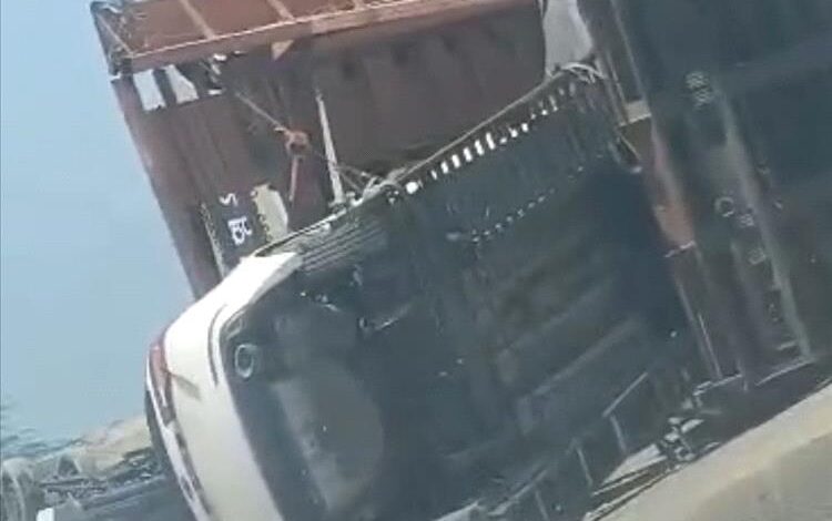 انقلاب قاطرة محمّلة بسيارات حديثة على طريق عدن