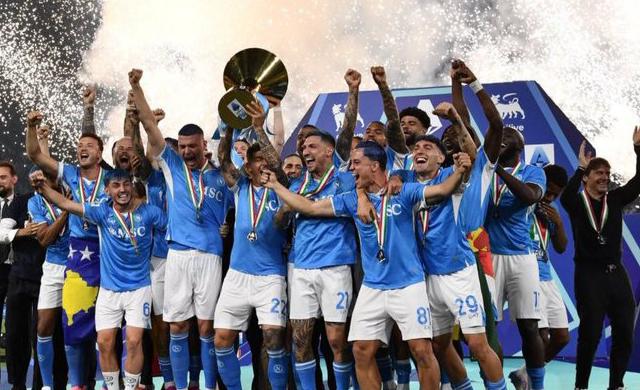 نابولي يتوج بلقب الدوري الإيطالي للمرة الرابعة في تاريخه