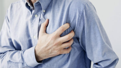أعراض غير متوقعة للنوبة القلبية.. بين آلام المعدة وتوهّم السكتة الدماغية
