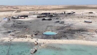 200 بحار يستعدون لمغادرة ميناء رأس عيسى بعد تعهد حوثي بوقف استهداف السفن الأمريكية