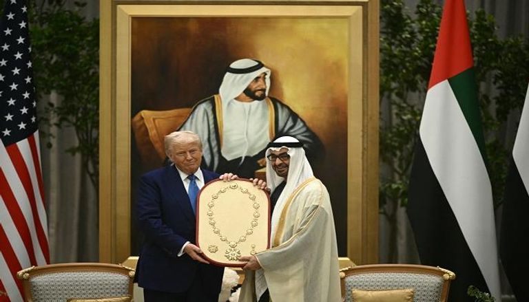 محمد بن زايد يقلّد ترامب "وسام زايد" في أبوظبي