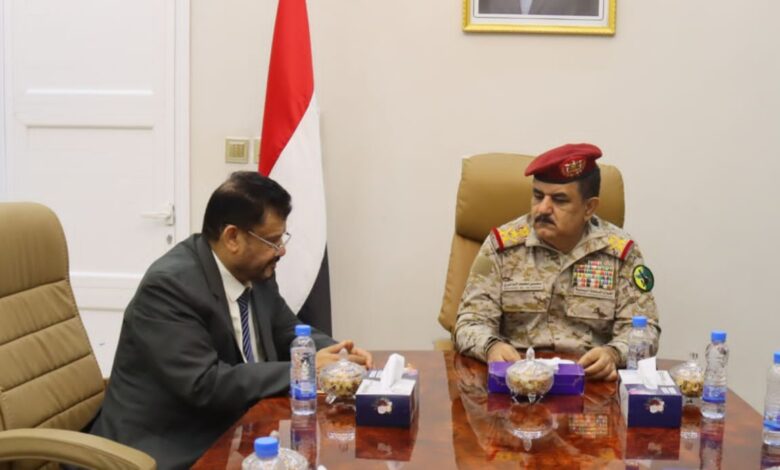 وزير الدفاع يشيد بتضحيات أبناء ريمة في مواجهة المليشيات الحوثية