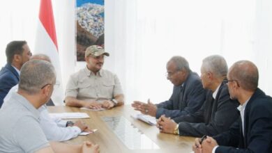 طارق صالح يطلع على خطة تطوير مدينة الخوخة السياحية ويوجه بسرعة تنفيذ المخطط