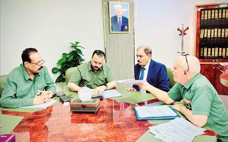 وزير الأشغال ومحافظ الضالع يستعرضان مشاريع الطرق الحيوية وتطوير البنية التحتية