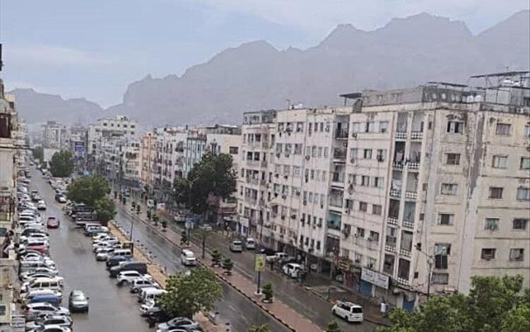 أمطار خفيفة في المعلا تنذر بحالة جوية ماطرة في عدن
